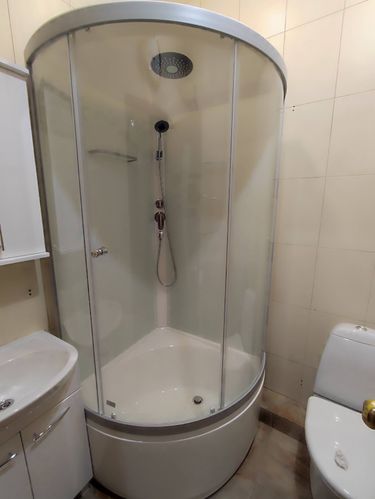 Установлен новый смеситель в ванной комнате. Проведены работы по демонтажу старого оборудования, монтажу нового устройства, проверке герметичности соединений и функциональности системы.