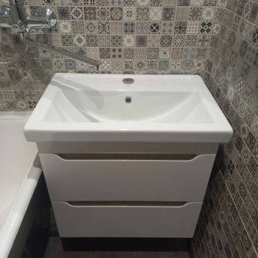 Установлена раковина с подключением к водопроводу и сливу. Закреплен смеситель, проверена герметичность соединений. Выполнена регулировка высоты и выравнивание конструкции.