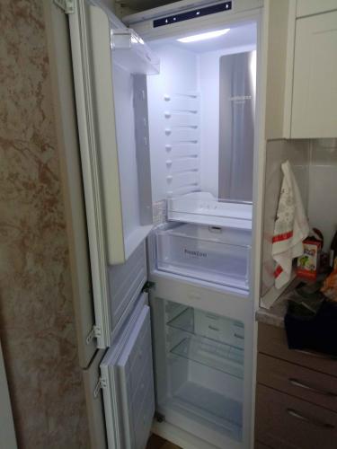 Проведена замена неисправного компрессора, устранена утечка хладагента, восстановлено уплотнение дверей, проверена и настроена система охлаждения, обеспечена стабильная работа устройства.