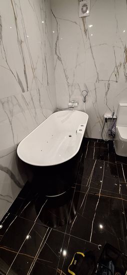 Проведена замена изношенной кранбуксы на новую. Обеспечена герметичность соединений, устранены протечки. Восстановлена функциональность смесителя, проверена работа.