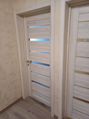 Установлен новый замок в дверь, выполнено аккуратное сверление, точная подгонка, монтаж фурнитуры, проверка работоспособности механизма, завершение отделки.