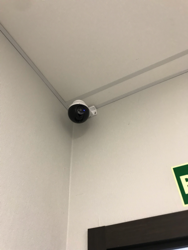 Изображение показывает завершённый монтаж подрозетника в стене. Аккуратно выполнено отверстие, установлена коробка, закреплены провода, обеспечена надёжная фиксация.