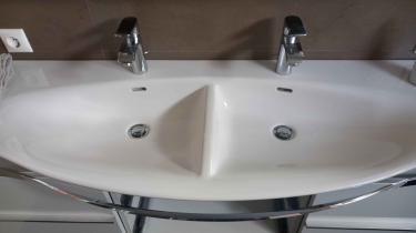 Проведена очистка труб, устранены препятствия, восстановлен свободный поток воды. Раковина сияет чистотой, обеспечивая бесперебойное использование.