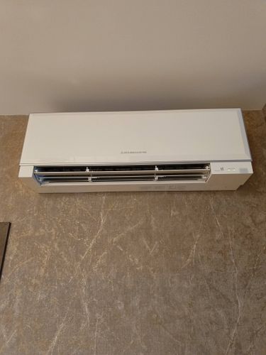 Выполнена очистка фильтров, устранение пыли с внутренних деталей, дезинфекция испарителя, проверка дренажной системы, восстановление работы устройства.