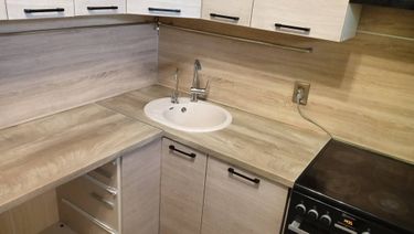 Установка и подключение врезной мойки Установка столешницы ДСП Установка и подключение смесителя