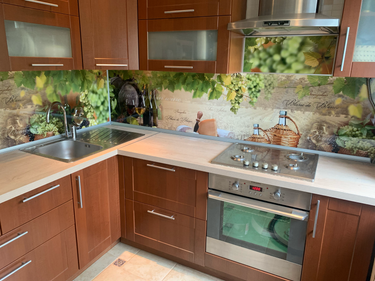 На кухне установлена новая столешница из ДСП, аккуратно подогнана по размерам, закреплена на шкафах, вырезаны отверстия для мойки и варочной панели, обеспечена надежная фиксация.