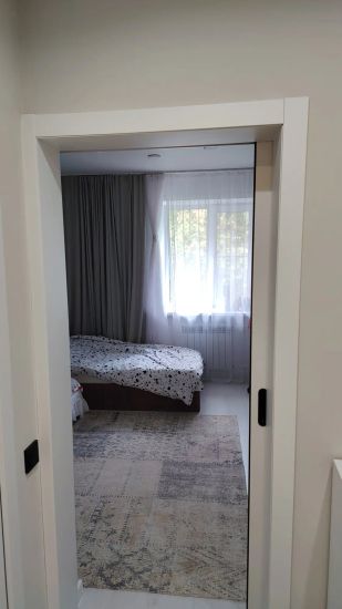 Установка дверного наличника