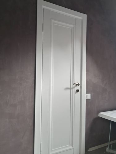 Установлена новая створка, закреплены петли, врезан замок, отрегулирована фурнитура, выровнена коробка, проверена плавность открывания, завершена отделка наличниками.