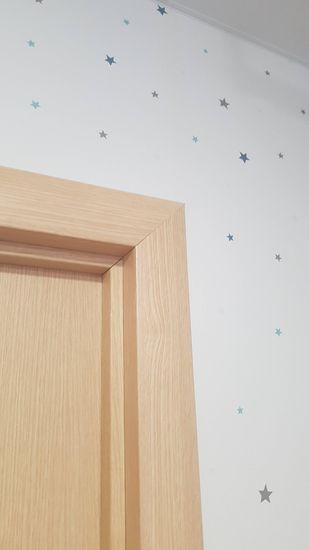 Установлены доборы на межкомнатную дверь, обеспечивая аккуратное примыкание к стене. Завершена отделка, создающая гармоничный вид, без зазоров и неровностей.