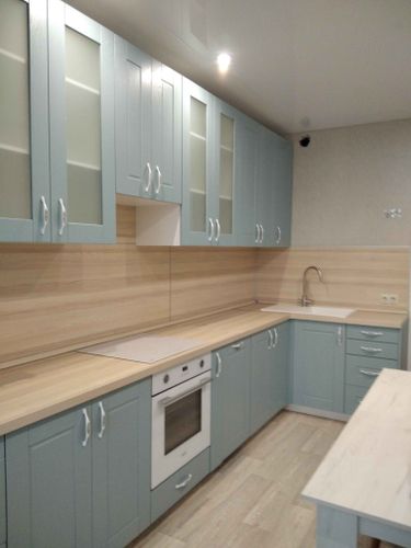 Выполнена точная подгонка и установка кухонной поверхности, включая вырезы для варочной панели и мойки, обеспечивая идеальное прилегание и функциональность.