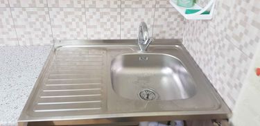 Установлена кухонная мебель, смонтирована столешница, врезана мойка, подключен смеситель, закреплены шкафы, собраны ящики, установлены полки, проведены коммуникации, завершена отделка.