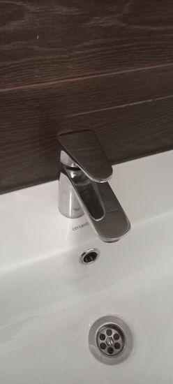 Установлено новое устройство на раковину. Проведена замена старого оборудования, подключены водопроводные трубы, проверена герметичность соединений, выполнена настройка для корректной работы.