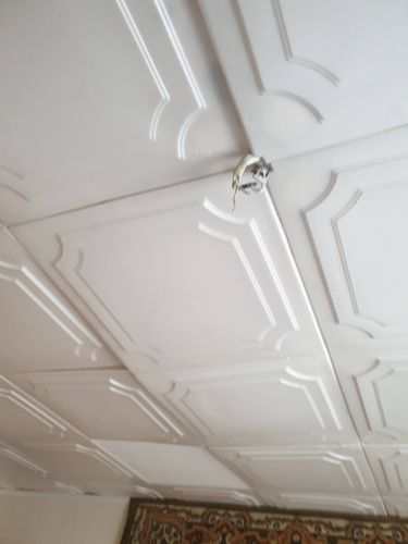 Установлена новая люстра, подключены провода, закреплено основание на потолке, проверена надежность крепления и работоспособность освещения.