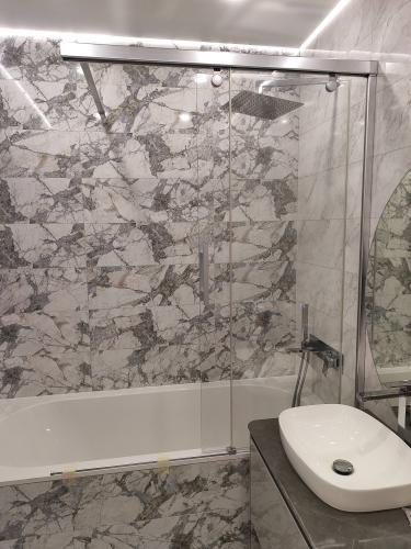 Установка ширмы на ванну шириной свыше 111 см