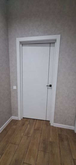 Установка межкомнатной одностворчатой двери с врезанной фурнитурой