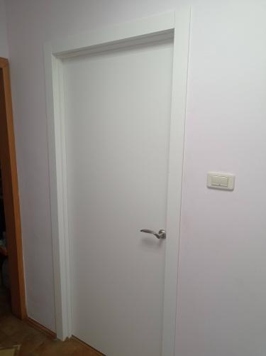 Установлена новая межкомнатная дверь с одной створкой. Проведены работы по монтажу коробки, навешиванию полотна, закреплению петель и ручки. Все элементы тщательно выровнены и отрегулированы.