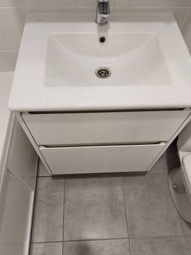 Установка раковины с тумбой