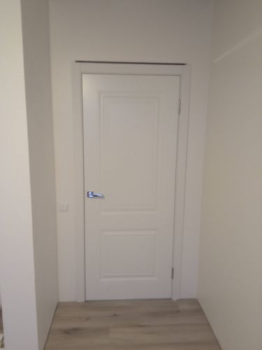 Установлена новая створка, закреплены петли, врезан замок, отрегулирована фурнитура, выровнена коробка, зафиксированы наличники, проверена плавность хода, завершены отделочные работы.