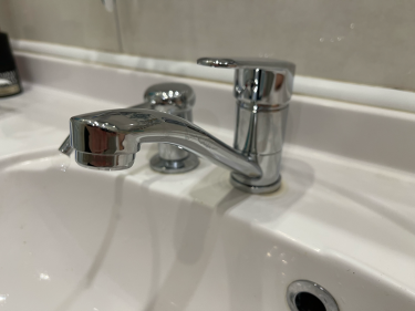 Установлен новый кран на кухонную раковину, подключены водопроводные трубы, проверена герметичность соединений, обеспечена стабильная подача воды.