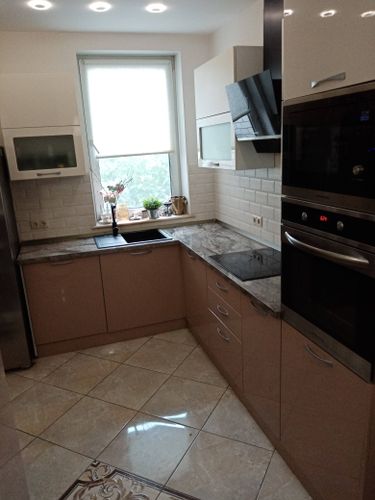 На кухне завершена установка новой столешницы из ДСП. Поверхность ровно уложена, все стыки аккуратно обработаны, обеспечена надежная фиксация. Углы и края тщательно подогнаны.