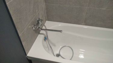 Проведена работа по герметизации стыков ванной и стены, использован специальный состав для предотвращения протечек. Обеспечена надежная защита от влаги, улучшена эстетика помещения.