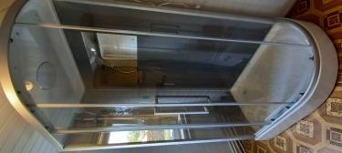 Установлена кабина с низким поддоном: закреплены стеклянные панели, смонтированы двери, подключены коммуникации, проверена герметичность, установлены аксессуары, завершена отделка.