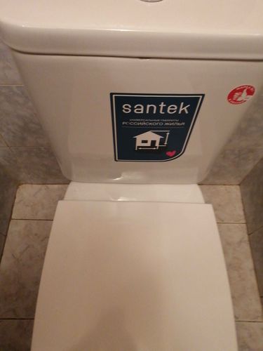 Установлено сантехническое оборудование на плиточное покрытие, подключены коммуникации, проверена герметичность соединений, закреплено к полу, установлено сиденье, выполнена проверка функциональности.