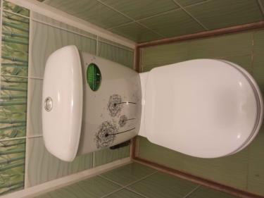 Проведена установка новой системы в бачке унитаза, обеспечивающая исправное функционирование и предотвращение протечек. Все элементы заменены, проверена герметичность.