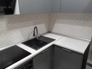 Установлено устройство для измельчения отходов под раковиной, подключено к водопроводу и электросети, проверена работоспособность. Завершено подключение к системе слива.