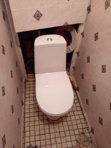 Установлен новый унитаз, подключен к водопроводу и канализации, проверена герметичность соединений, закреплен на полу, выполнена отделка вокруг для эстетичного вида.