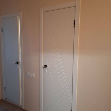 На полотне двери аккуратно проделано отверстие, установлена фурнитура, закреплены ручки, проверена функциональность механизма, обеспечена плавная работа, сохранена эстетика поверхности.