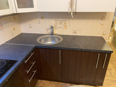 Установка столешницы ДСП Установка и подключение электрической варочной поверхности Установка и подключение врезной мойки