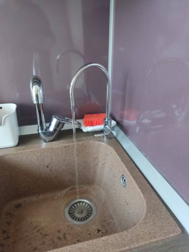 Установка проточного фильтра под мойку