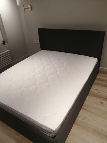 В комнате завершена установка карниза на потолок. Закреплены крепления, обеспечена надежная фиксация, произведена проверка уровня и устойчивости. Работа выполнена аккуратно и качественно.