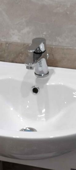 Установлено новое оборудование, подключены трубы, проверена герметичность соединений, обеспечена надежная фиксация, устранены протечки, выполнена проверка функционирования.