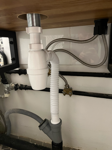 Заменена кранбукса в смесителе, обеспечив герметичность и плавное функционирование. Установлены новые детали, проверена работа, устранены протечки, улучшена надежность системы.