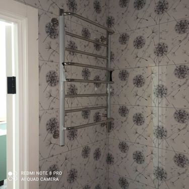 Установлен электрический полотенцесушитель на стену, подключен к сети, проверена работоспособность, закреплен надежно, обеспечена безопасность эксплуатации.