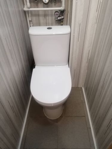 Установлен новый напольный унитаз, подключены коммуникации, проверена герметичность соединений, заменены уплотнители, отрегулирована арматура бачка, выполнена очистка поверхности.