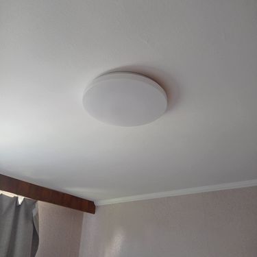 Установлен новый светильник на потолке. Выполнено подключение, проверена работоспособность, закреплено надежно. Обновленный элемент освещения гармонично вписался в интерьер.