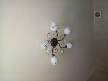 Установлено новое осветительное устройство, подключены провода, закреплена конструкция на потолке, проверена работоспособность, обеспечена безопасность, заменены лампы.