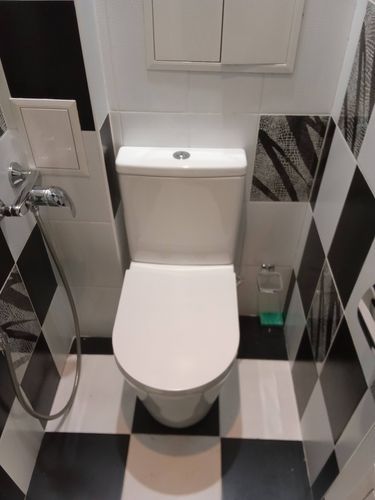 Установлено сантехническое оборудование, подключено к водопроводу, закреплено на полу, проверена герметичность соединений, обеспечена функциональность и эстетичность в интерьере.