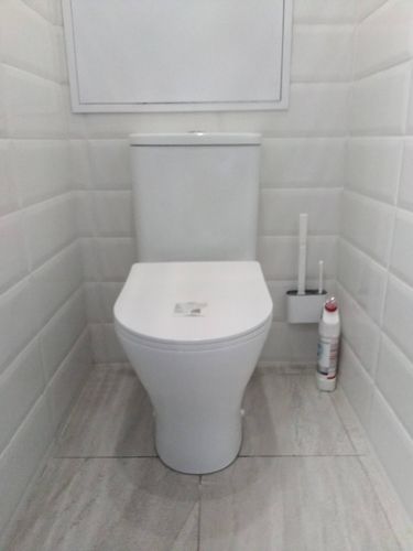 Установлено новое сантехническое оборудование: подключены водопровод и канализация, закреплено на полу, проверена герметичность соединений, обеспечена устойчивость конструкции, выполнена проверка работы.