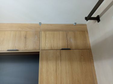 Установка карниза Горизонтальный монтаж фальшпанели