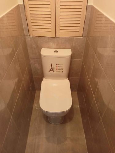 Установлено новое сантехническое оборудование, подключены коммуникации, проверена герметичность соединений, выполнена отделка плиткой, обеспечена функциональность и эстетика помещения.