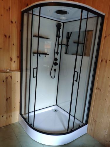 Установлена современная душевая кабина с гидромассажем: подключены водопроводные коммуникации, герметично закреплены стеклянные панели, настроены форсунки, проверена функциональность всех систем.