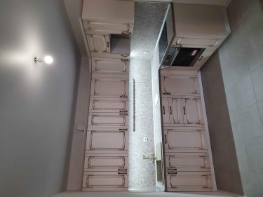 Выполнена установка электрических точек в кухонной зоне. Проведены все необходимые работы по подключению и закреплению. Обеспечена безопасная эксплуатация и доступность для бытовой техники.