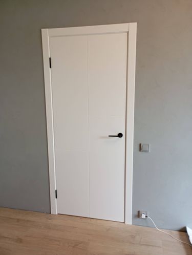 Установлен замок в дверь: выполнено точное сверление, закреплены ручки, механизм функционирует безупречно, конструкция надежно зафиксирована, внешний вид аккуратный и эстетичный.