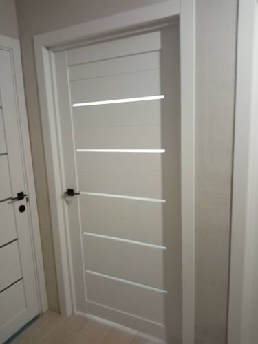 Установлена новая деревянная створка, закреплены петли, врезан замок, отрегулирована фурнитура, проверена плавность хода, произведена отделка наличниками, завершена чистовая отделка проема.