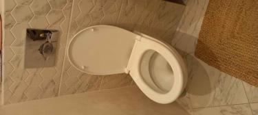 Проведена замена уплотнителей, устранены неполадки в сливном механизме, проверены соединения труб, восстановлена герметичность, выполнена очистка от протечек, проверена работа системы.