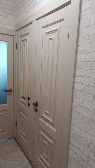 Установлена складная конструкция, закреплены направляющие, произведён монтаж петель, выполнена регулировка элементов, обеспечена плавность движения, проверена функциональность.